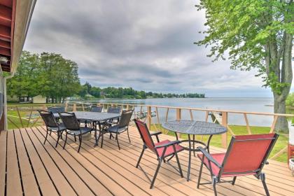 Blind Sodus Bay Family Cottage on the Waterfront! - image 14