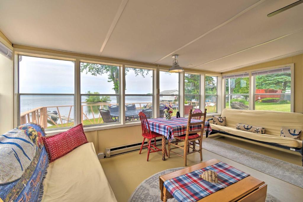 Blind Sodus Bay Family Cottage on the Waterfront! - image 2