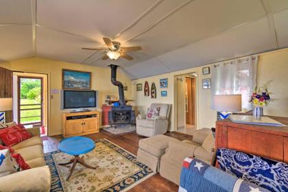 Blind Sodus Bay Family Cottage on the Waterfront! - image 3