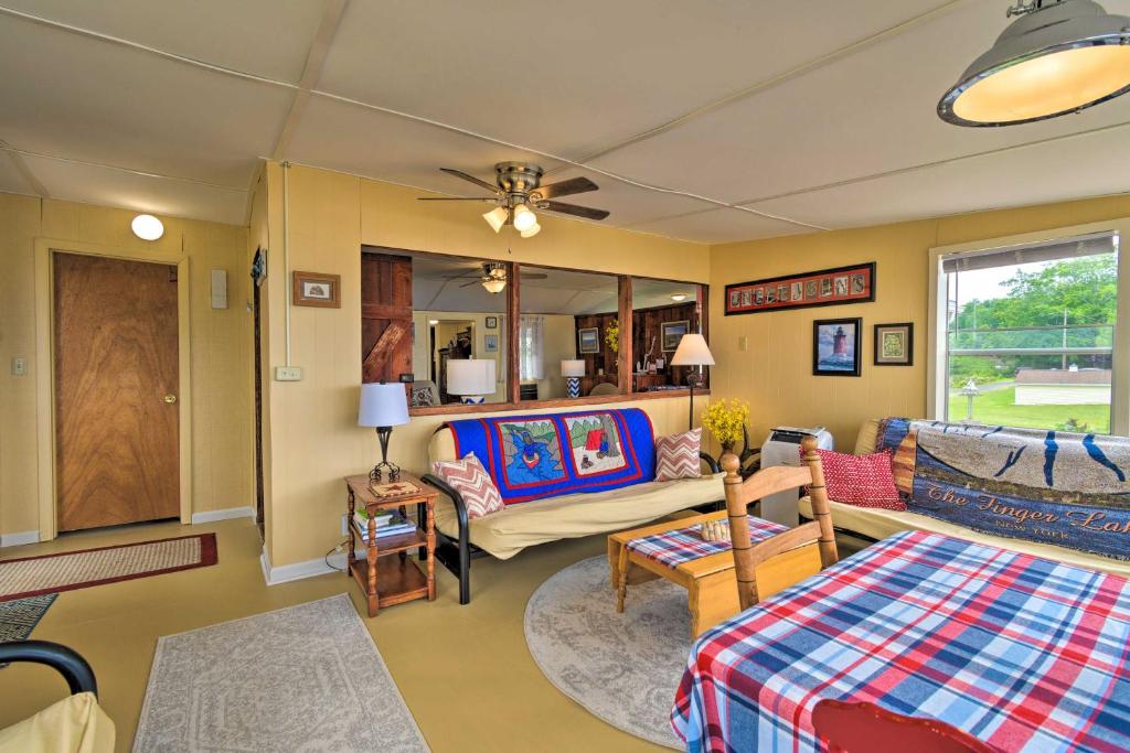 Blind Sodus Bay Family Cottage on the Waterfront! - image 5