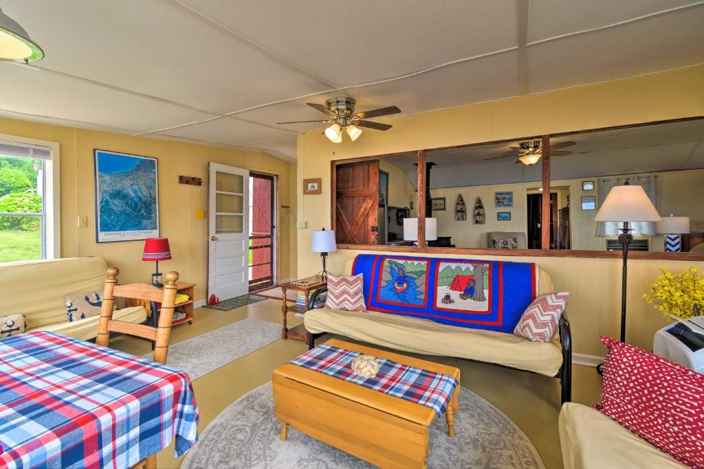 Blind Sodus Bay Family Cottage on the Waterfront! - image 7