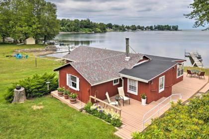 Blind Sodus Bay Family Cottage on the Waterfront! - image 8