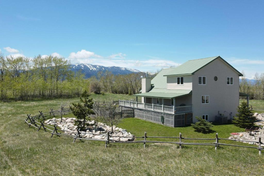 The Front Porch 20-Acre Country Home with Mtn View - main image