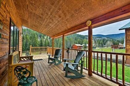 Cozy Cabin Escape with MTN Views Near the Red River!