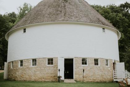 Round Barn Farm B & B Event Center - image 2