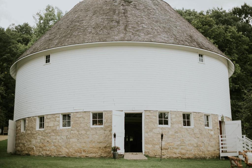 Round Barn Farm B & B Event Center - image 2