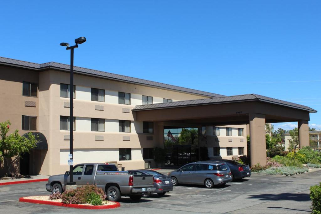 Oxford Suites Redding - main image