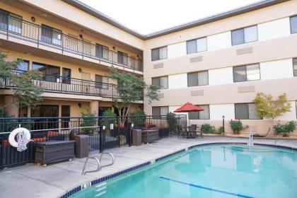 Oxford Suites Redding - image 9