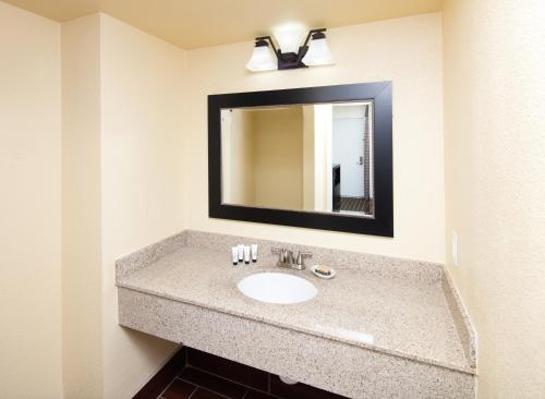 Red Lion Inn & Suites Redding - image 7