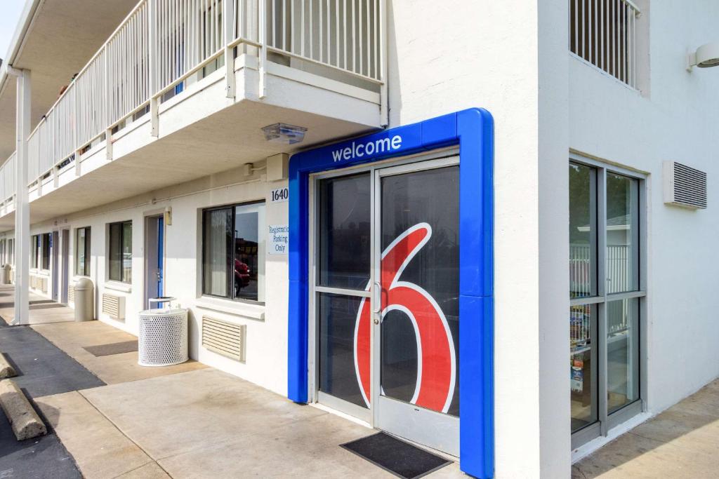 Motel 6-Redding CA - Central - main image