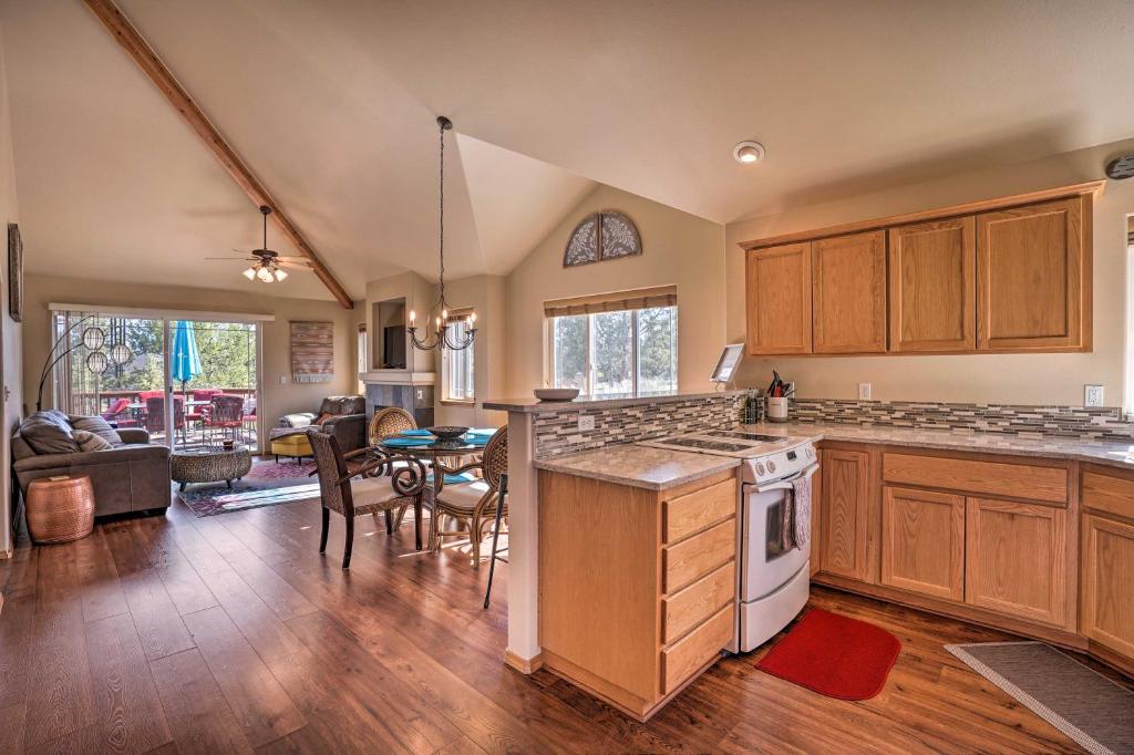 Pet-Friendly Townhome with Golf Course Access! - image 7