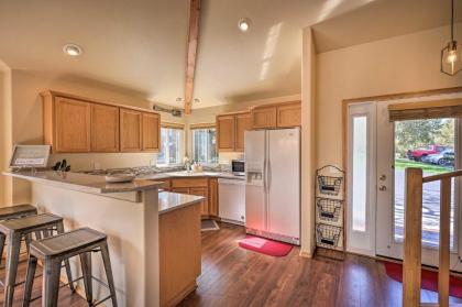 Pet-Friendly Townhome with Golf Course Access! - image 8