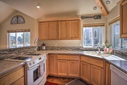 Pet-Friendly Townhome with Golf Course Access! - image 9