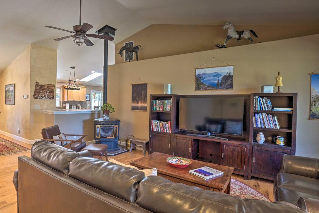 Pet-Friendly Redmond Retreat with Porch and Grill - image 3