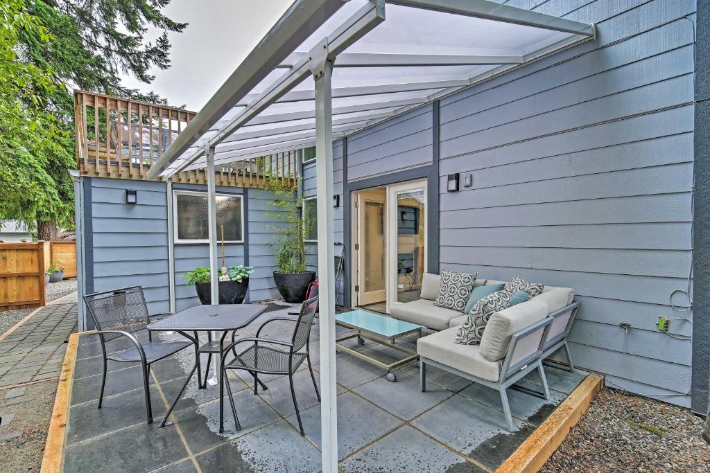 Pet-Friendly Seattle Area Home with Patio and Yard! - image 3