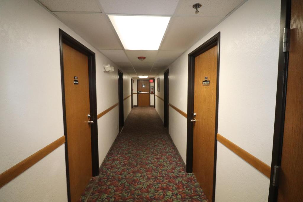 Travelodge by Wyndham Redwood Falls - image 7