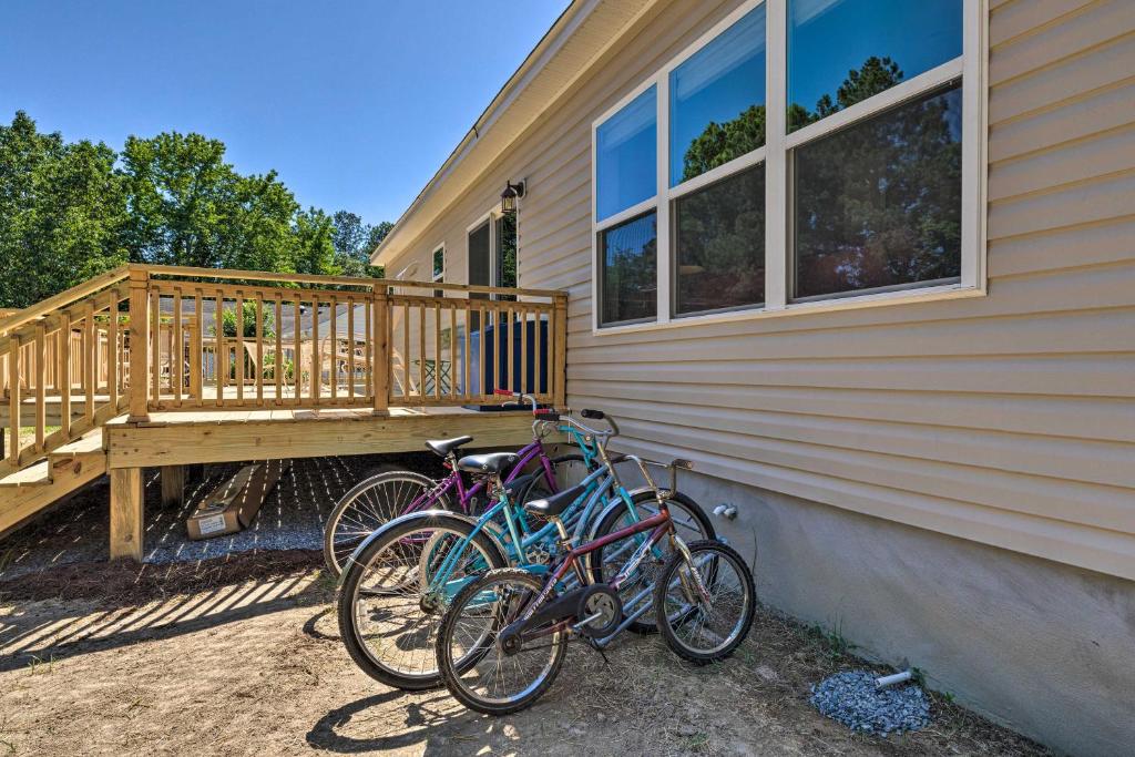 Shore Thing Bayfront House with Bikes and Kayaks - image 4