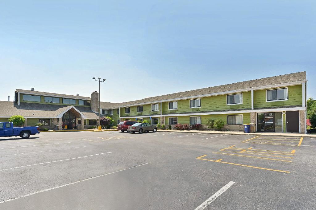 American Inn & Suites - image 6