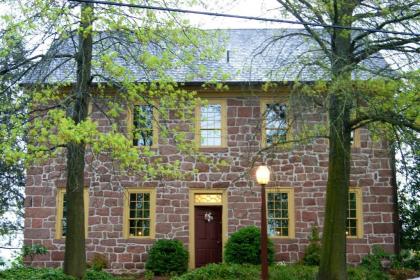 Brownstone Colonial Inn - image 8