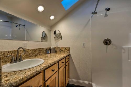 Sleek Reno-Lake Tahoe Retreat 4 Mi to Ski Mt Rose - image 2