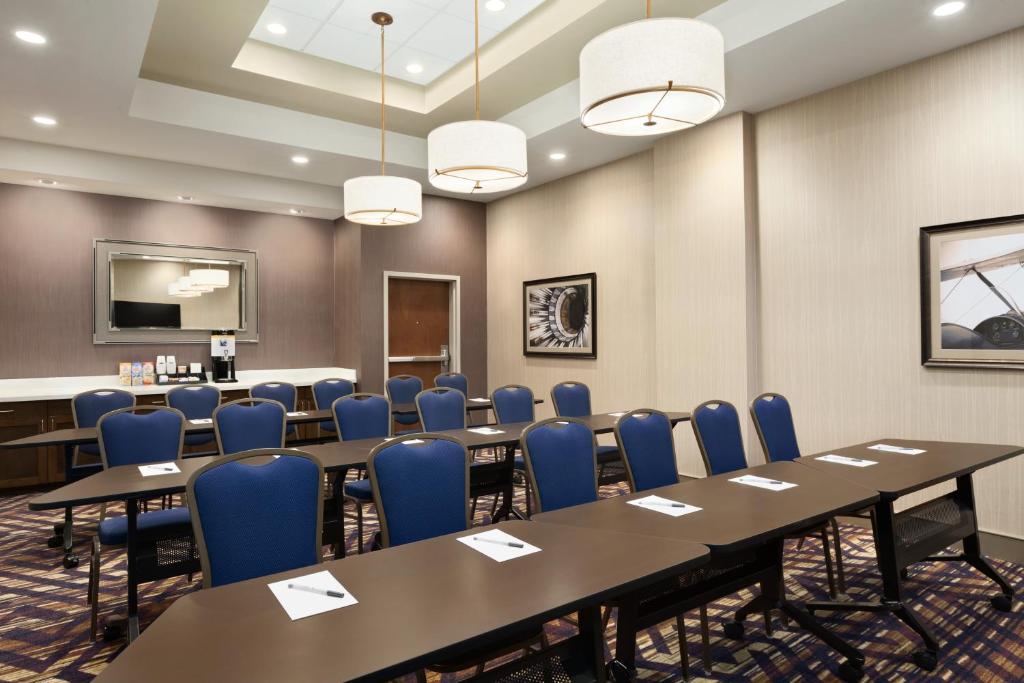 Hampton Inn & Suites Seattle/Renton Wa - image 3