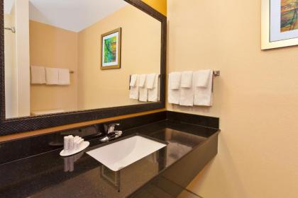 Fairfield Inn & Suites by Marriott Columbus East - image 3