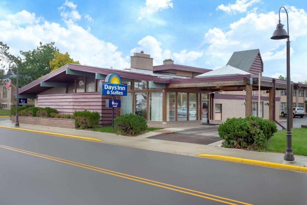 Days Inn & Suites by Wyndham Rhinelander - main image