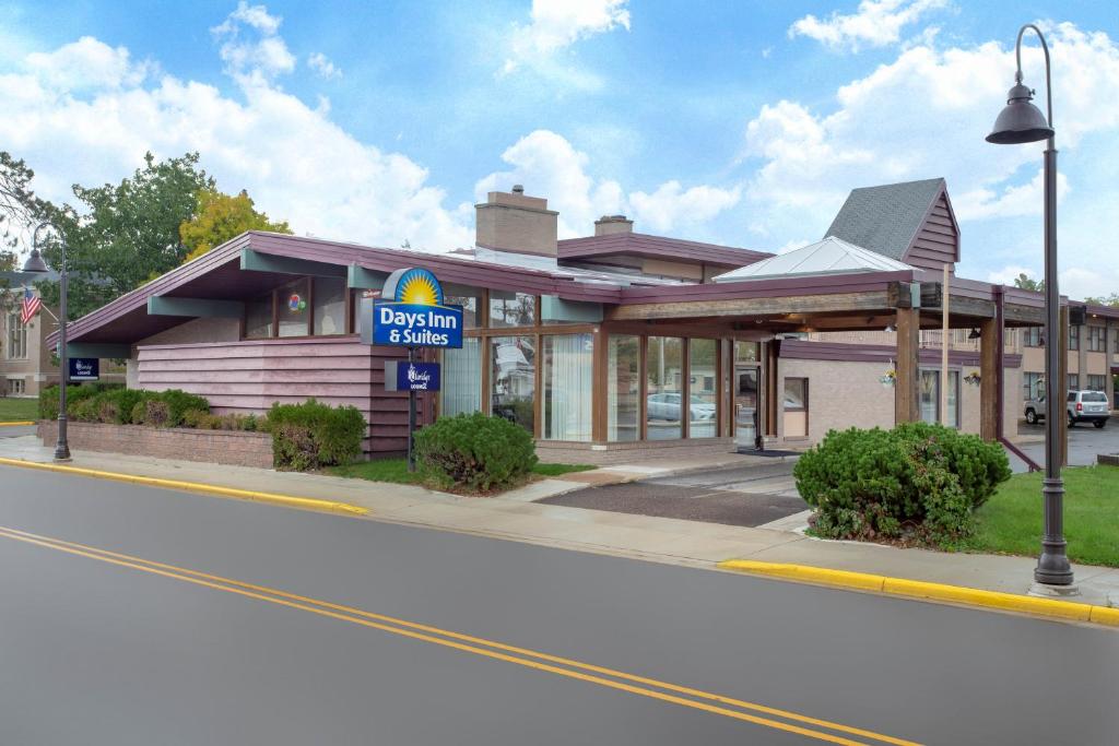 Days Inn & Suites by Wyndham Rhinelander - image 3