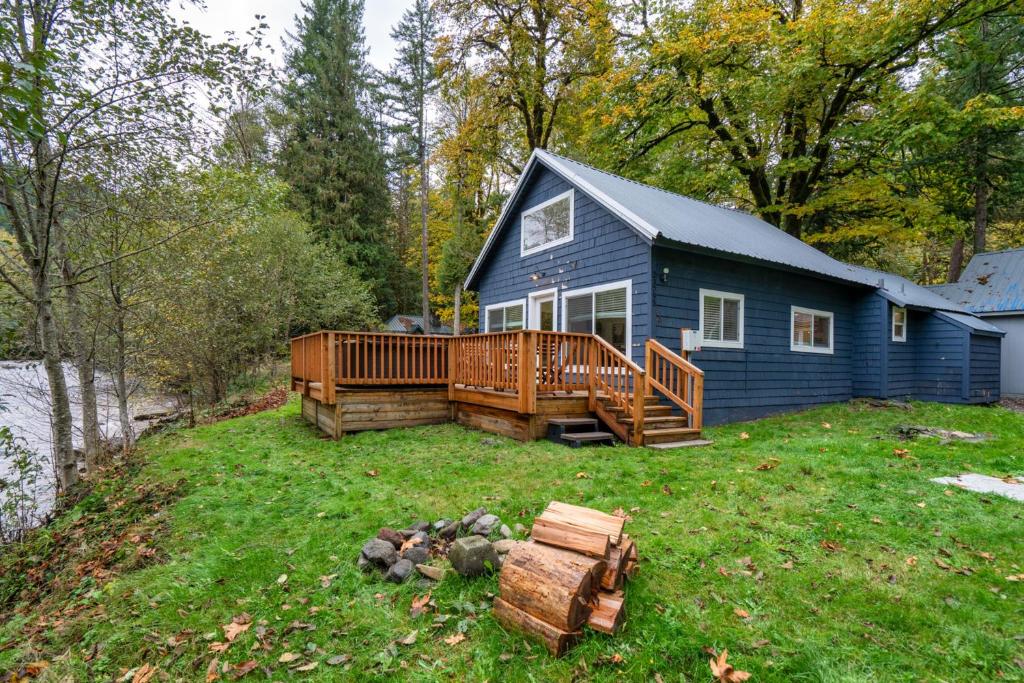 Riverbend #2-Private hot tub - close to ski slopes - main image