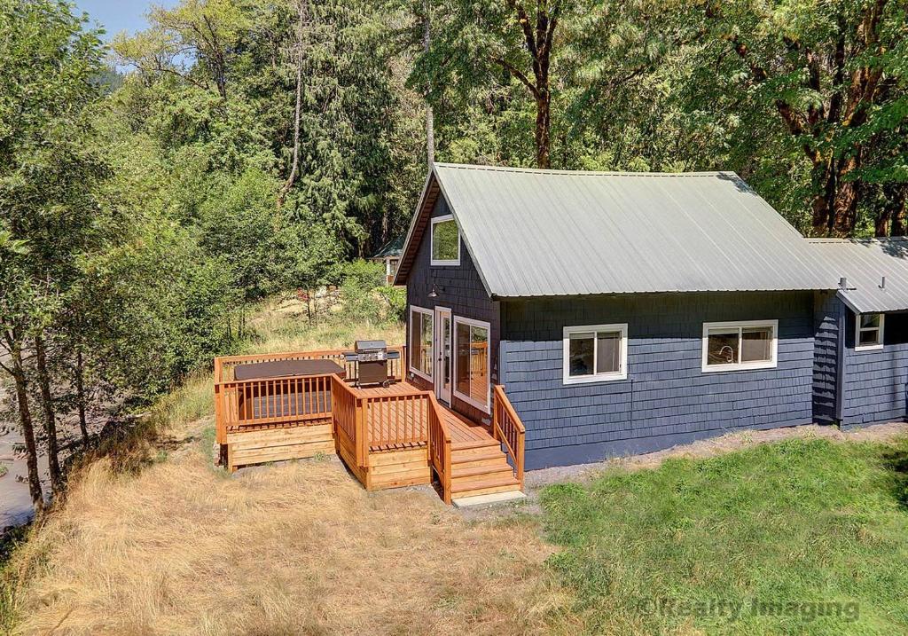 Riverbend #2-Private hot tub - close to ski slopes - image 2