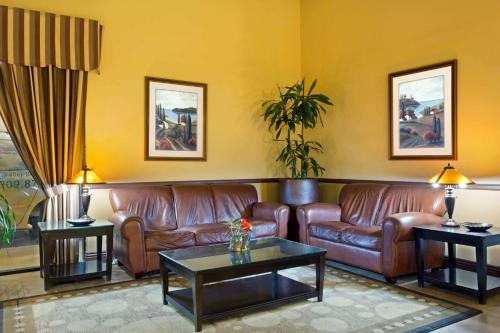 Days Inn by Wyndham Fontana / Rialto - image 2