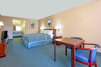 Days Inn by Wyndham Fontana / Rialto - image 3