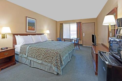 Days Inn by Wyndham Fontana / Rialto - image 5