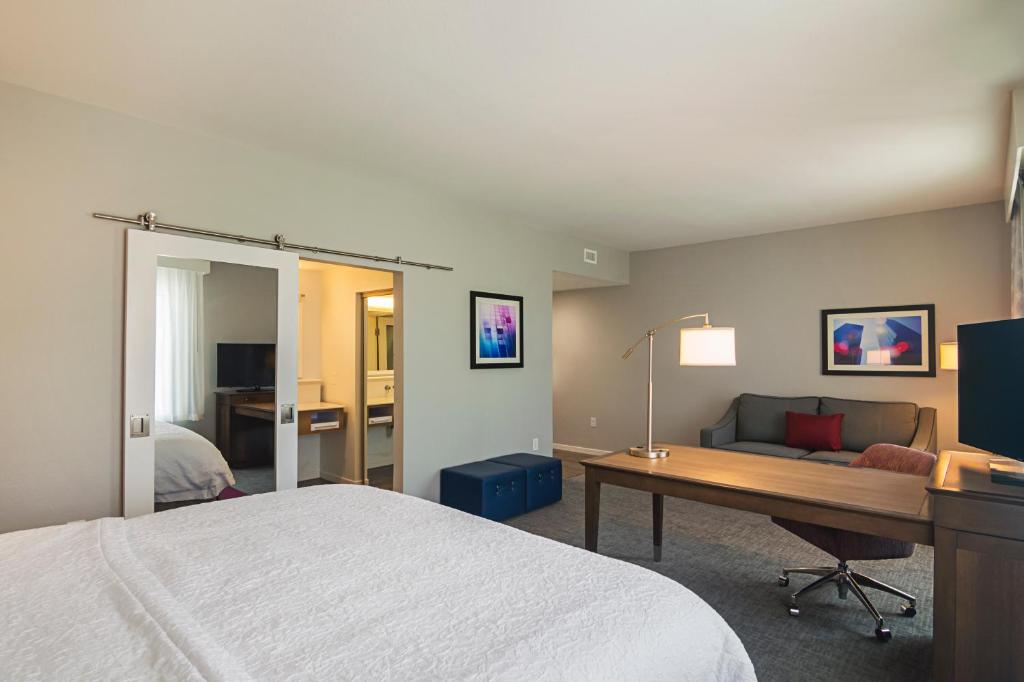 Hampton Inn & Suites-Dallas/Richardson - image 3