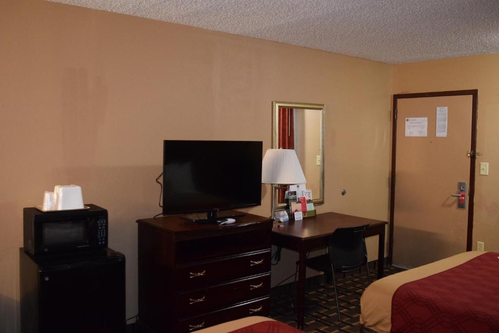 Econo Lodge - image 7