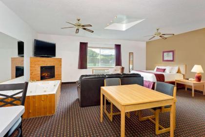 Ramada by Wyndham Richland Center - image 9