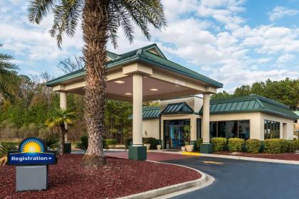 Days Inn by Wyndham Richmond Hill/Savannah - image 1