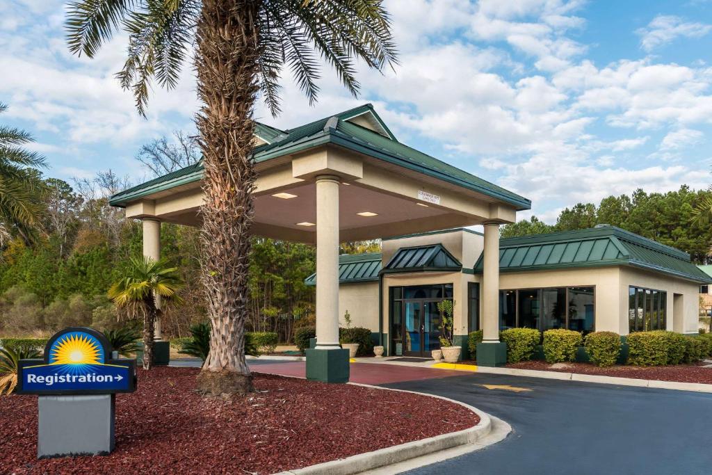 Days Inn by Wyndham Richmond Hill/Savannah - main image