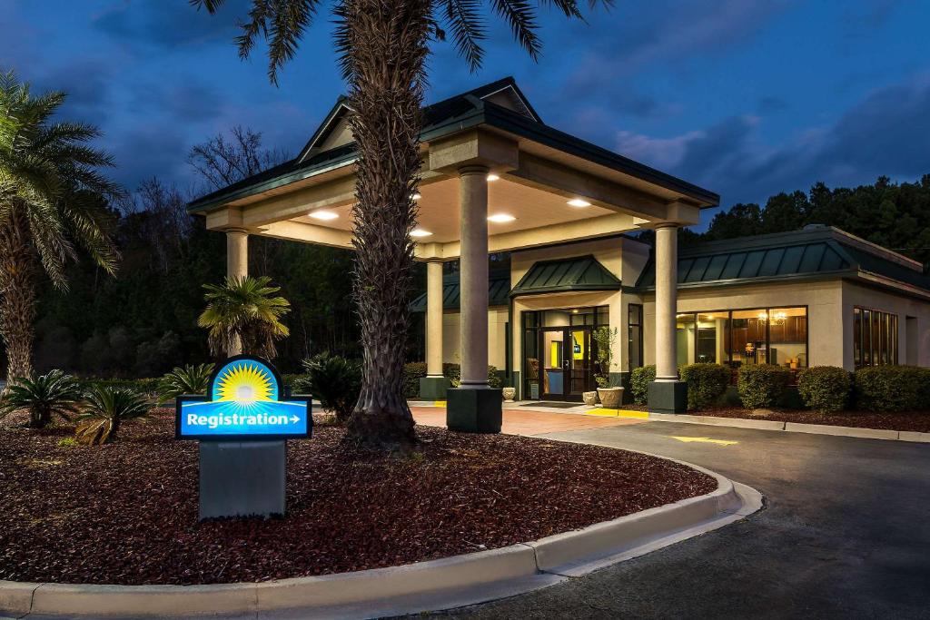 Days Inn by Wyndham Richmond Hill/Savannah - image 3