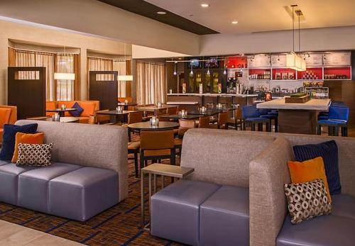 Courtyard by Marriott Richmond West - main image