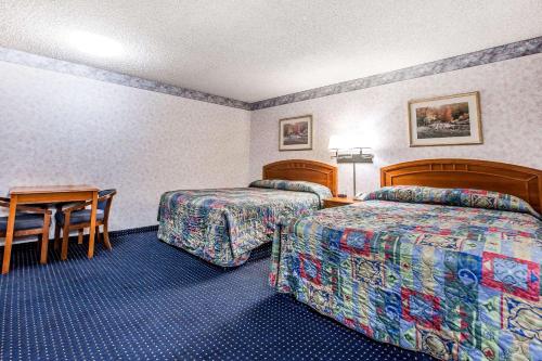 Econo Lodge Inn & Suites near China Lake Naval Station - image 2