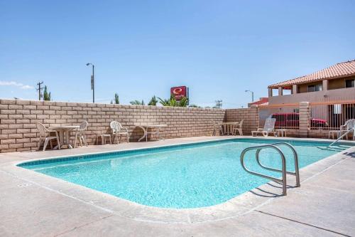 Econo Lodge Inn & Suites near China Lake Naval Station - image 4