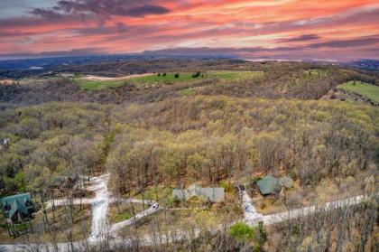 Premium Cabin Hottub Near Shows with gametable Dining Room Deer tracks Missouri