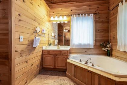 Beautiful Pet Friendly Branson Bear Cabin- private hot tub! - image 7