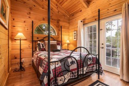 Beautiful Pet Friendly Branson Bear Cabin- private hot tub! - image 9