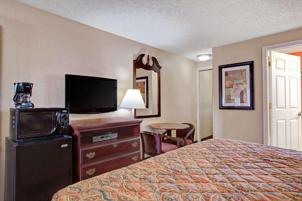 Days Inn by Wyndham Ridgefield NJ - image 2