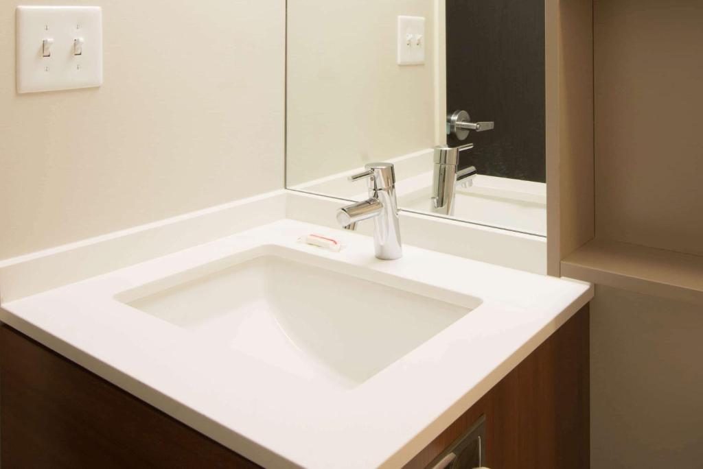 Microtel Inn & Suites by Wyndham Philadelphia Airport Ridley Park - image 2