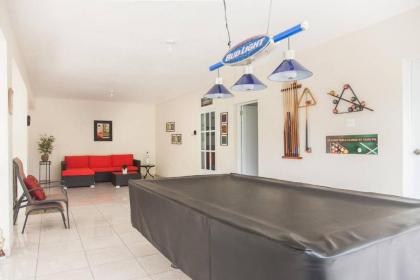 Studio with pool table just 15 minutes from the beach