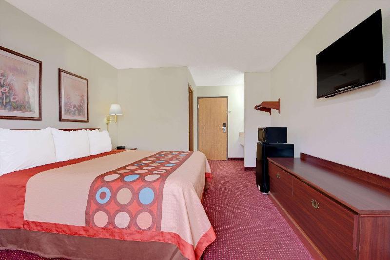 Super 8 by Wyndham Riverside/Kansas City - image 3