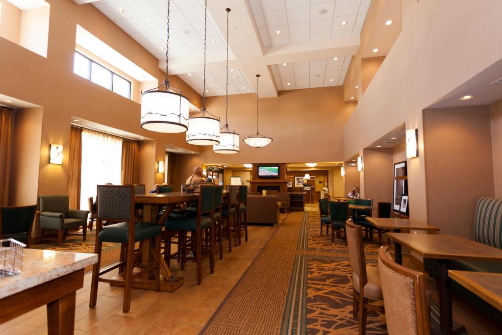 Hampton Inn & Suites Riverton - image 7